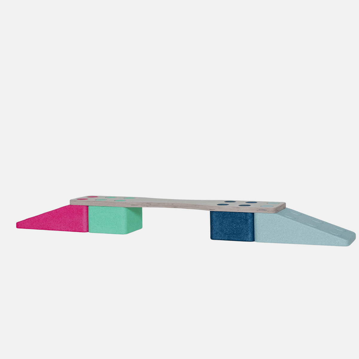Holzbrücke auf 4 EPP-Bausteinen: pink Dreieck, mint Quader, blauer Quader, hellblau Dreieck – Aktivitäts-Bundle von bygge