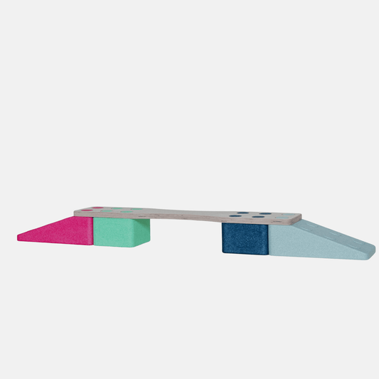 Holzbrücke auf 4 EPP-Bausteinen: pink Dreieck, mint Quader, blauer Quader, hellblau Dreieck – Aktivitäts-Bundle von bygge