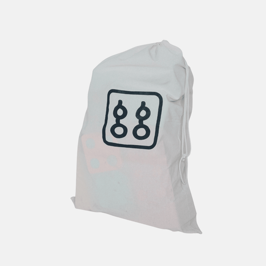 Weißer Baumwoll-Zugbeutel TASKE mit dunklem bygge-Logo, stehend vor hellgrauem Hintergrund.